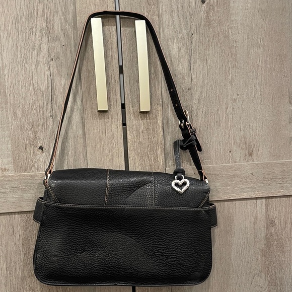 Chic Black Leather Brighton Shoulder Bag with Chain Detail - Picture 2 of 13